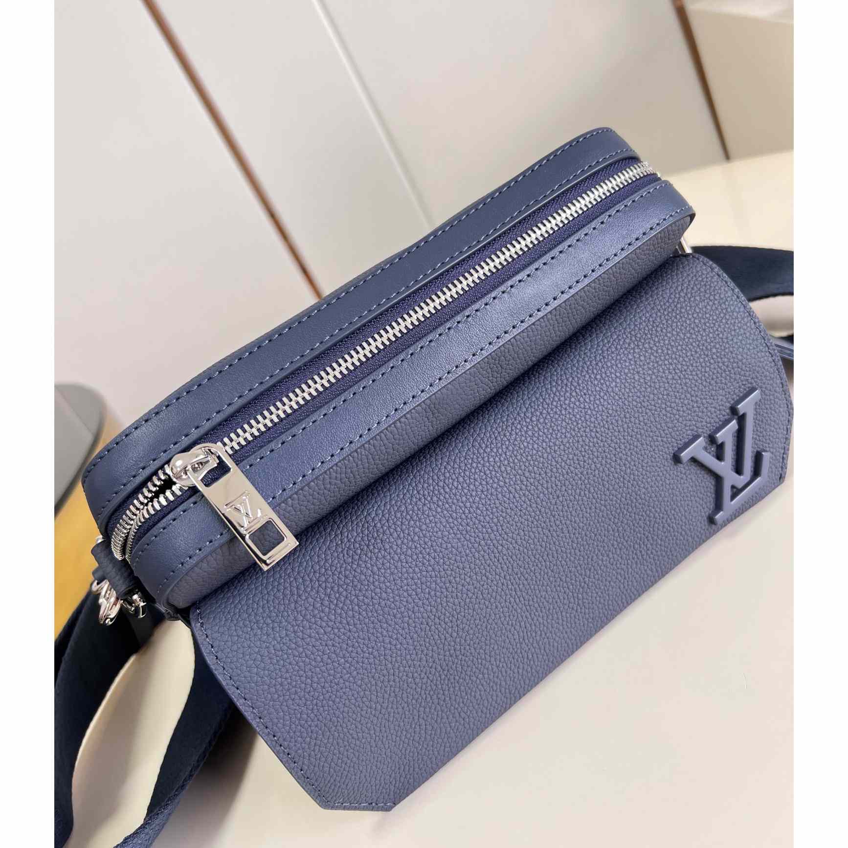 Louis Vuitton Fastline Messenger (23.5x18x7cm)   M22611 - FashionPlug
