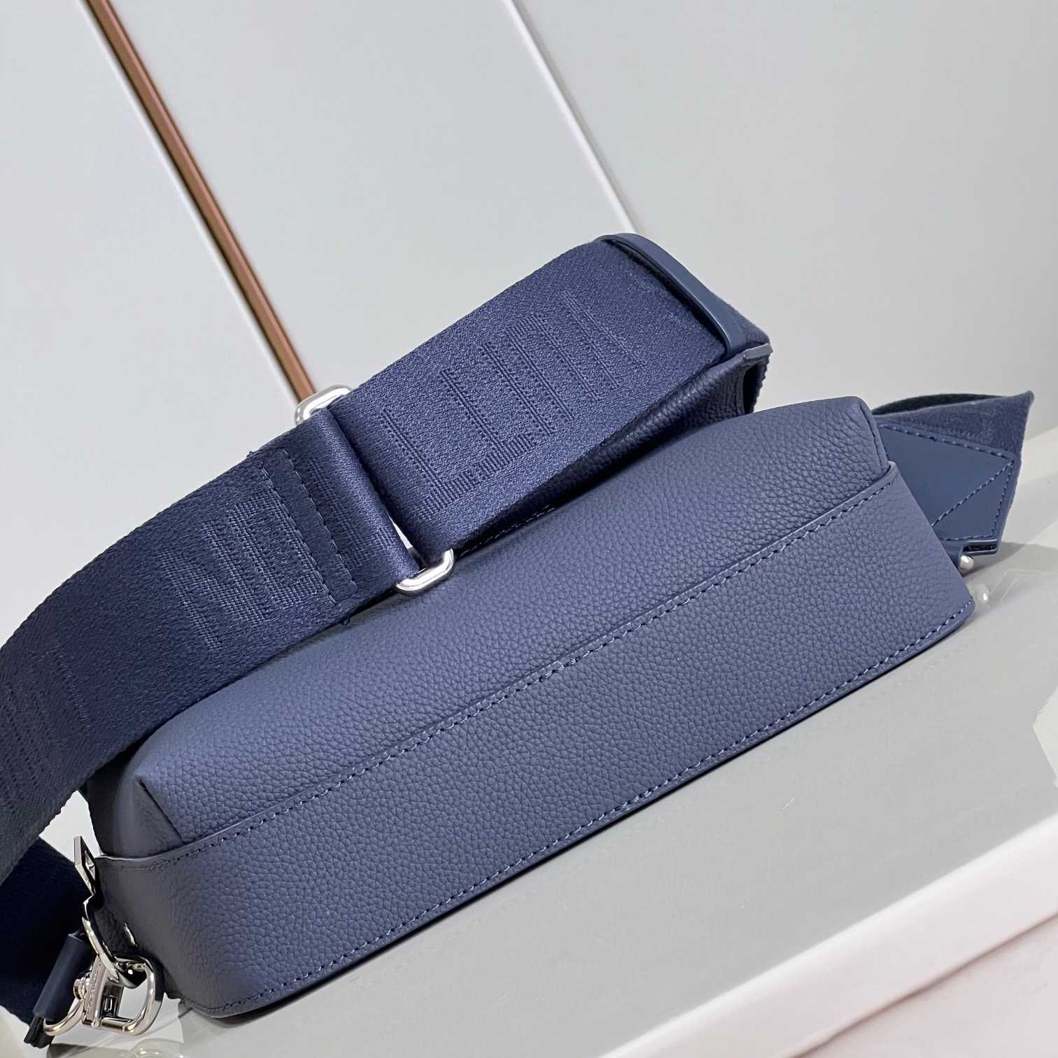 Louis Vuitton Fastline Messenger (23.5x18x7cm)   M22611 - FashionPlug