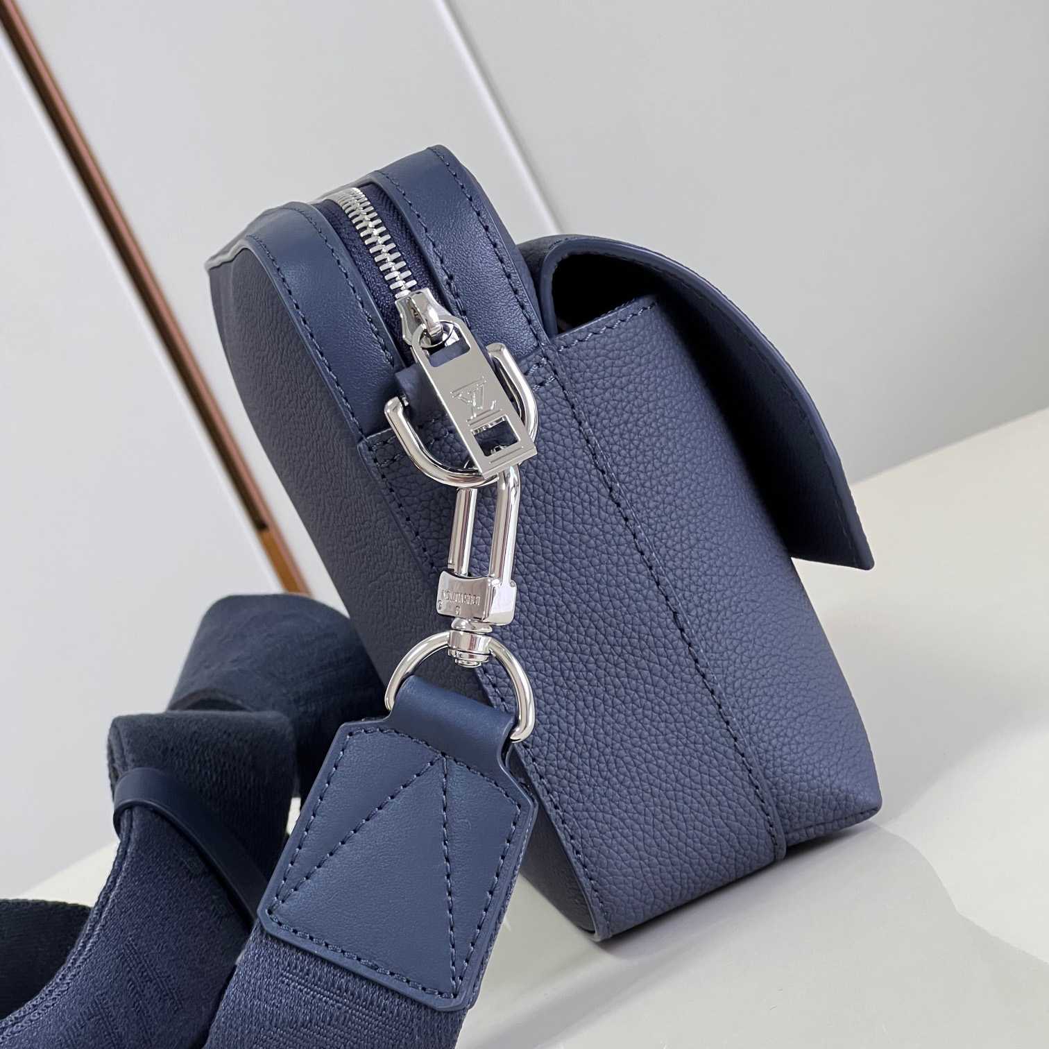 Louis Vuitton Fastline Messenger (23.5x18x7cm)   M22611 - FashionPlug