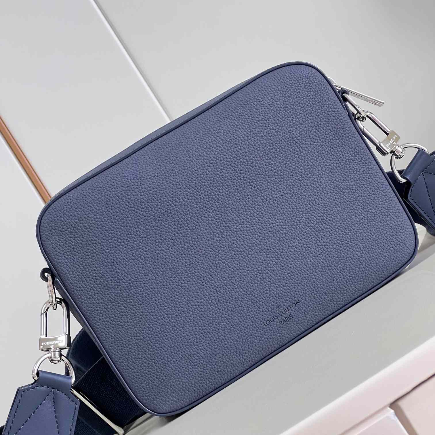 Louis Vuitton Fastline Messenger (23.5x18x7cm)   M22611 - FashionPlug