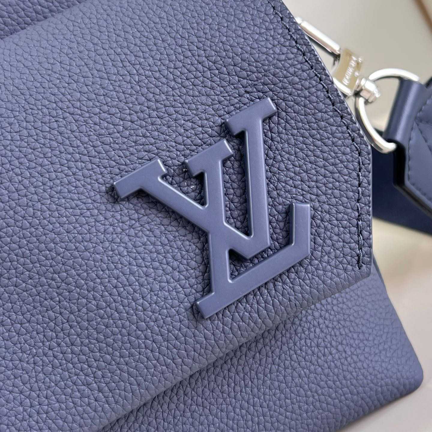 Louis Vuitton Fastline Messenger (23.5x18x7cm)   M22611 - FashionPlug