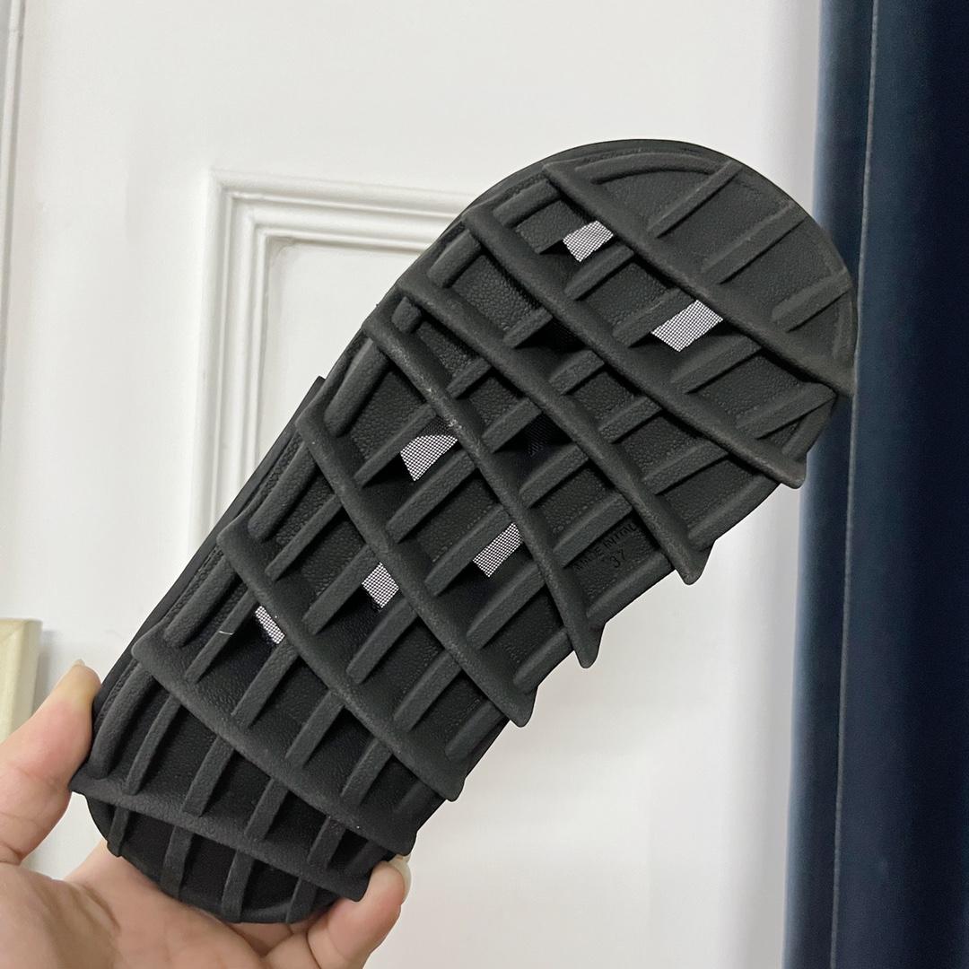 Burberry Bucklow logo slides - FashionPlug