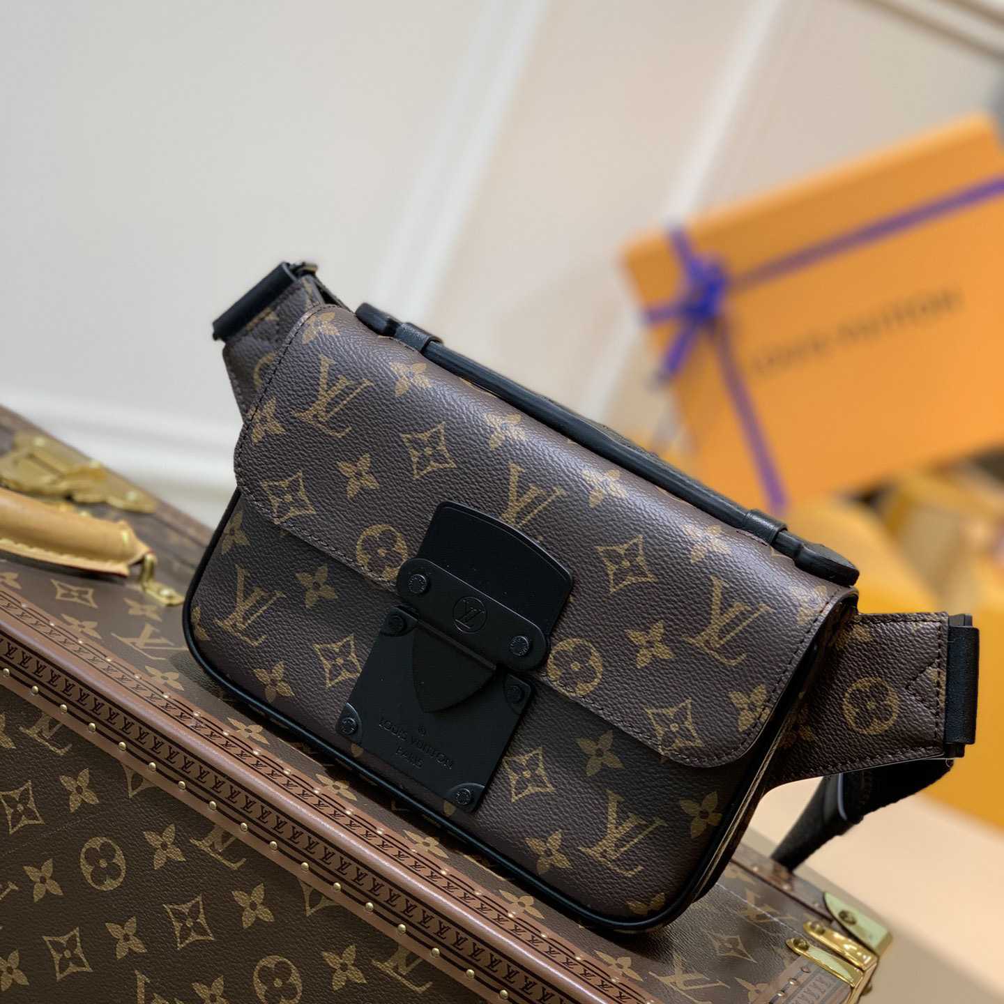 Louis Vuitton S Lock Sling Bag(21-15-4cm)    M45807 - FashionPlug