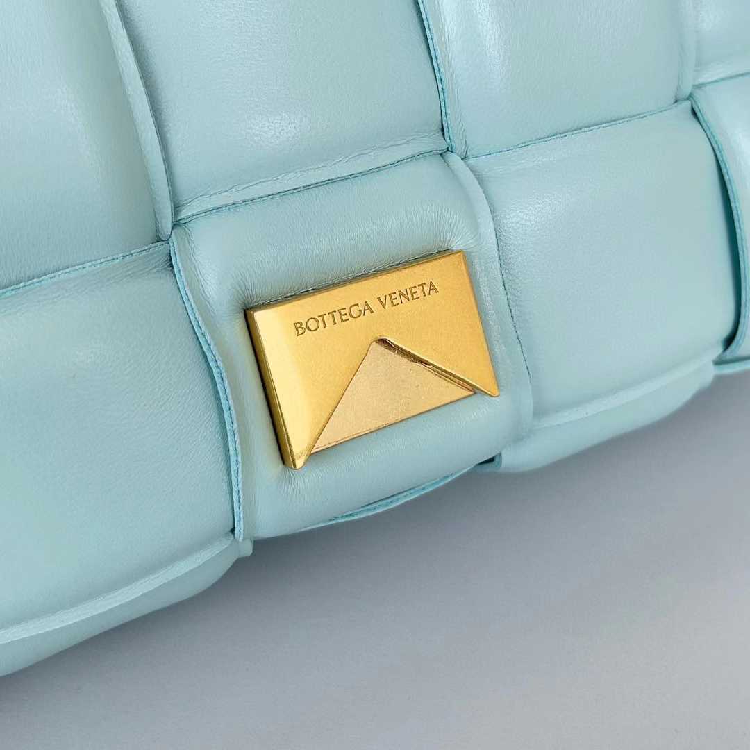 Bottega Veneta Chain Cassette Two-way Bag(26-18-8cm) - FashionPlug