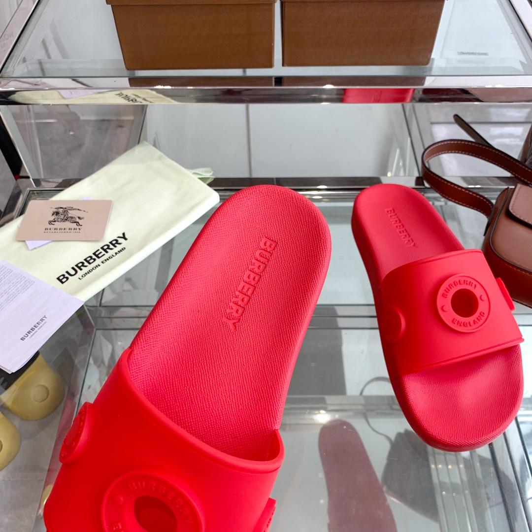 Burberry Eyelet Rubber Slide - FashionPlug