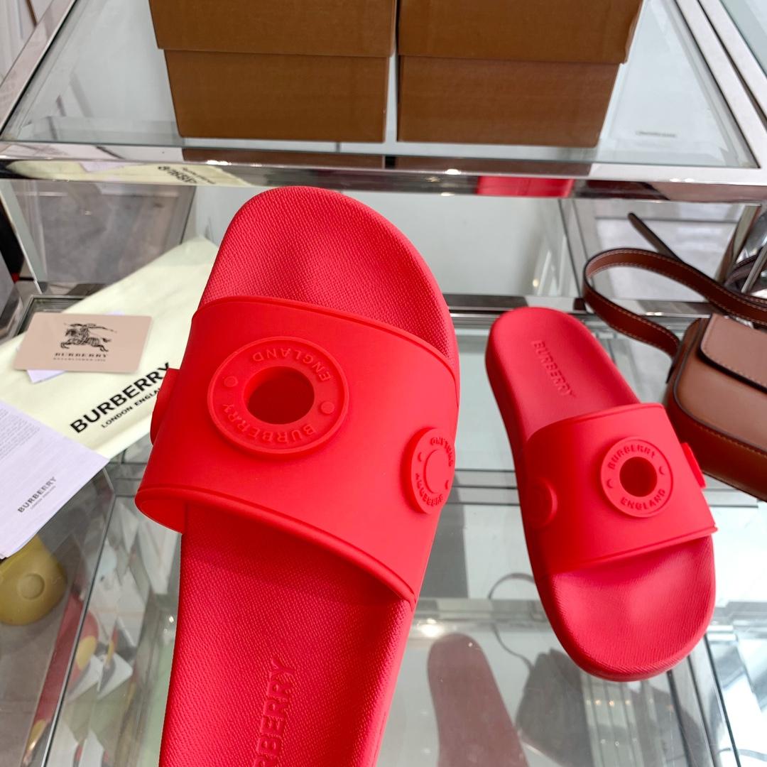 Burberry Eyelet Rubber Slide - FashionPlug