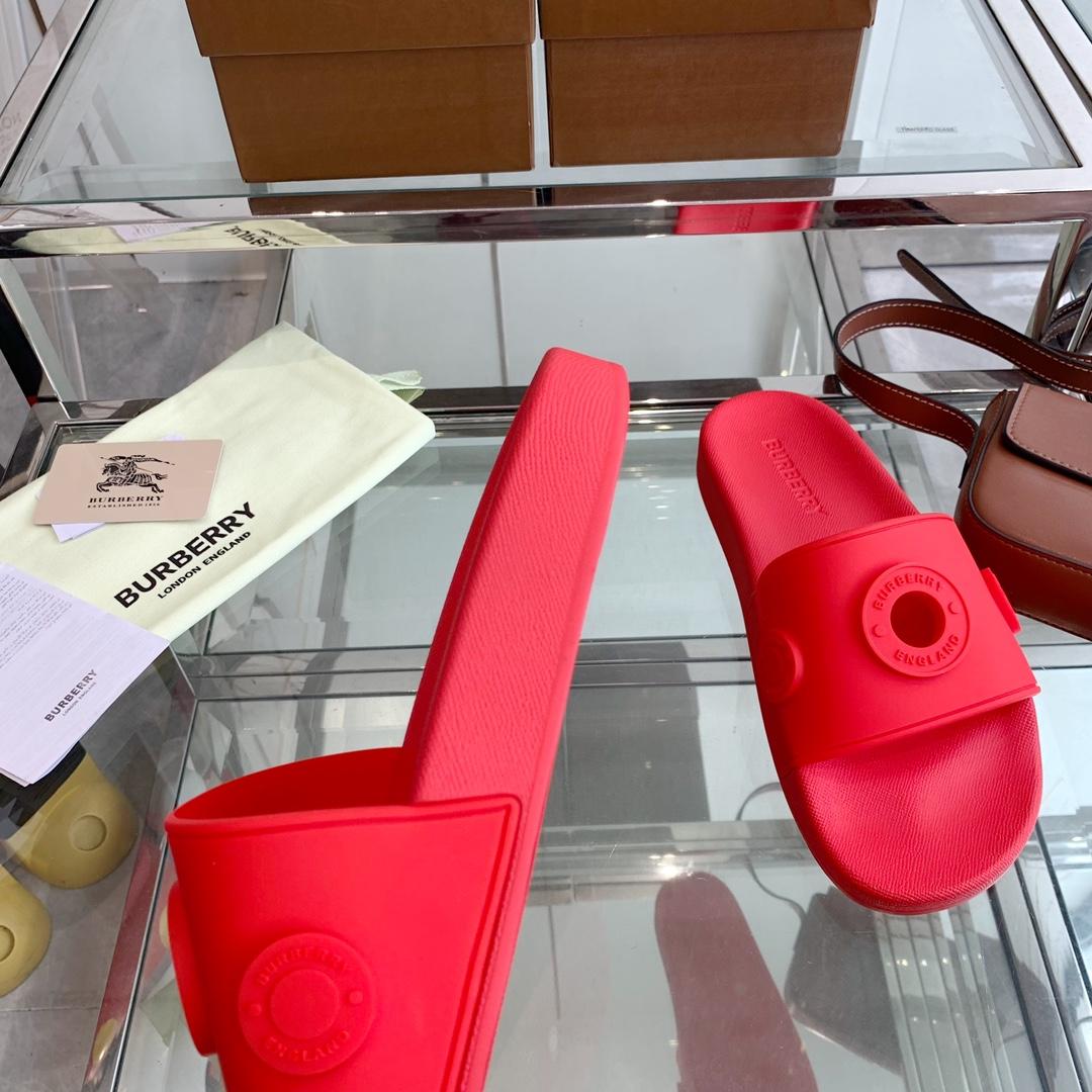 Burberry Eyelet Rubber Slide - FashionPlug