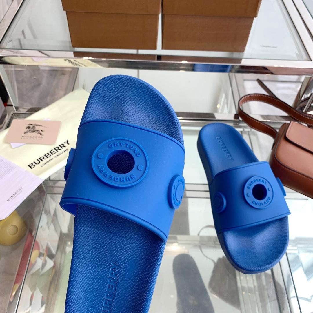 Burberry Eyelet Rubber Slide - FashionPlug