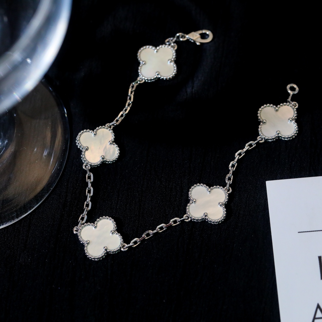 Van Cleef & Arpels Bracelet - FashionPlug