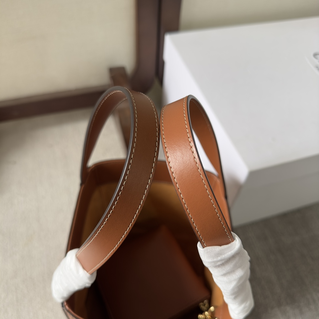 Celine Cube Bag Cuir Triomphe In Shiny Calfskin (15-15-15cm) - FashionPlug