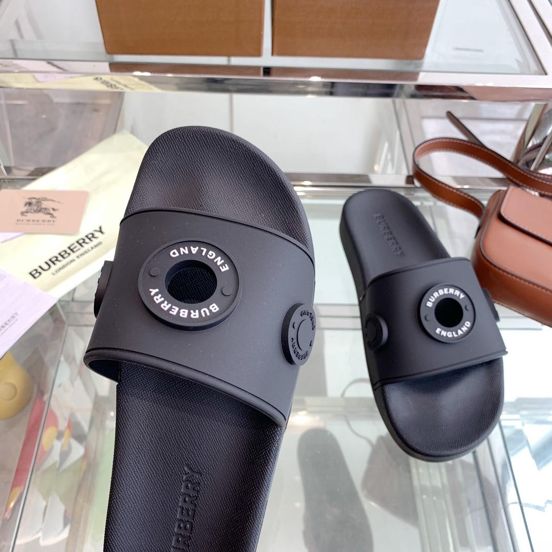 Burberry Eyelet Rubber Slide - FashionPlug