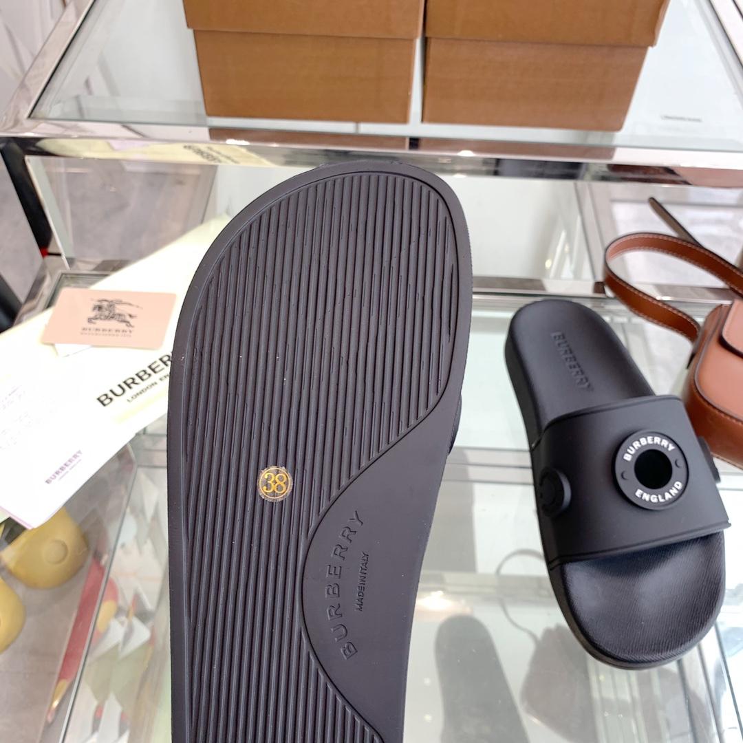 Burberry Eyelet Rubber Slide - FashionPlug