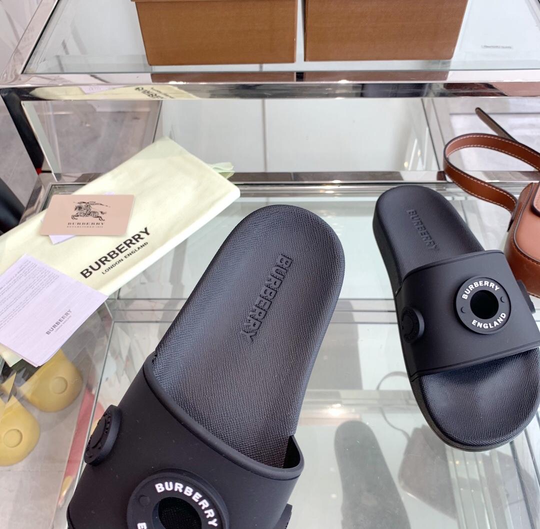 Burberry Eyelet Rubber Slide - FashionPlug