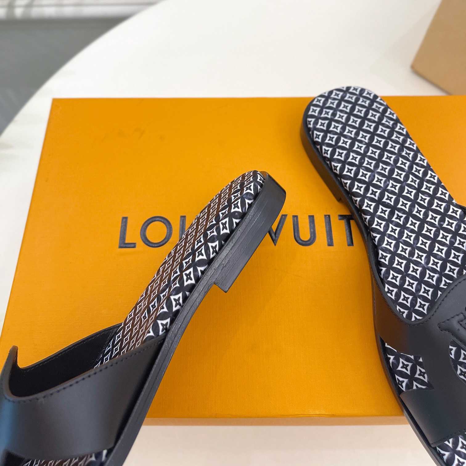 Louis Vuitton LV Isola Flat Mule - FashionPlug