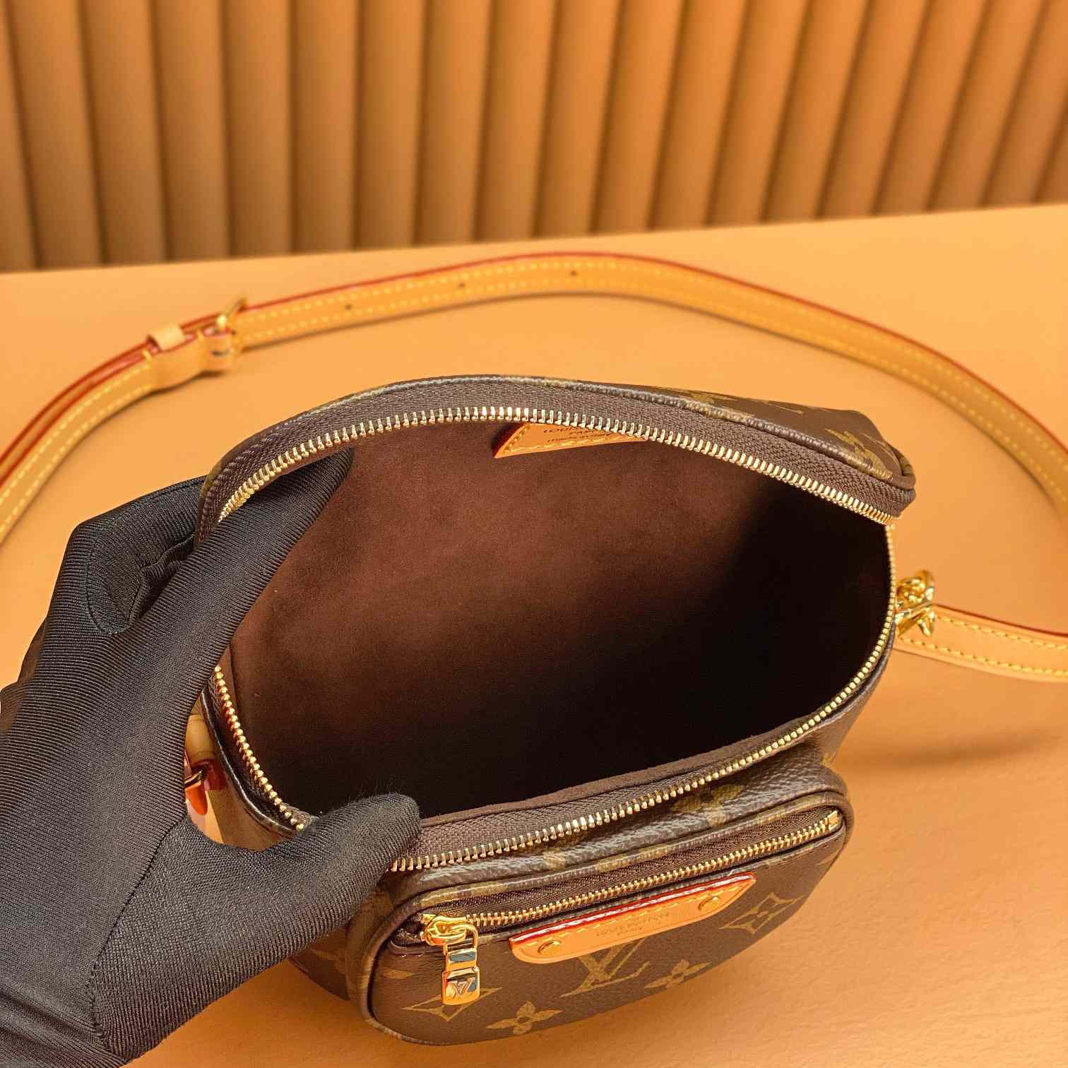 Louis Vuitton Mini Bumbag (17x12x9.5cm)      M82335 - FashionPlug