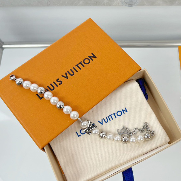 Louis Vuitton Monogram Pearls Bracelet   M0996 - FashionPlug