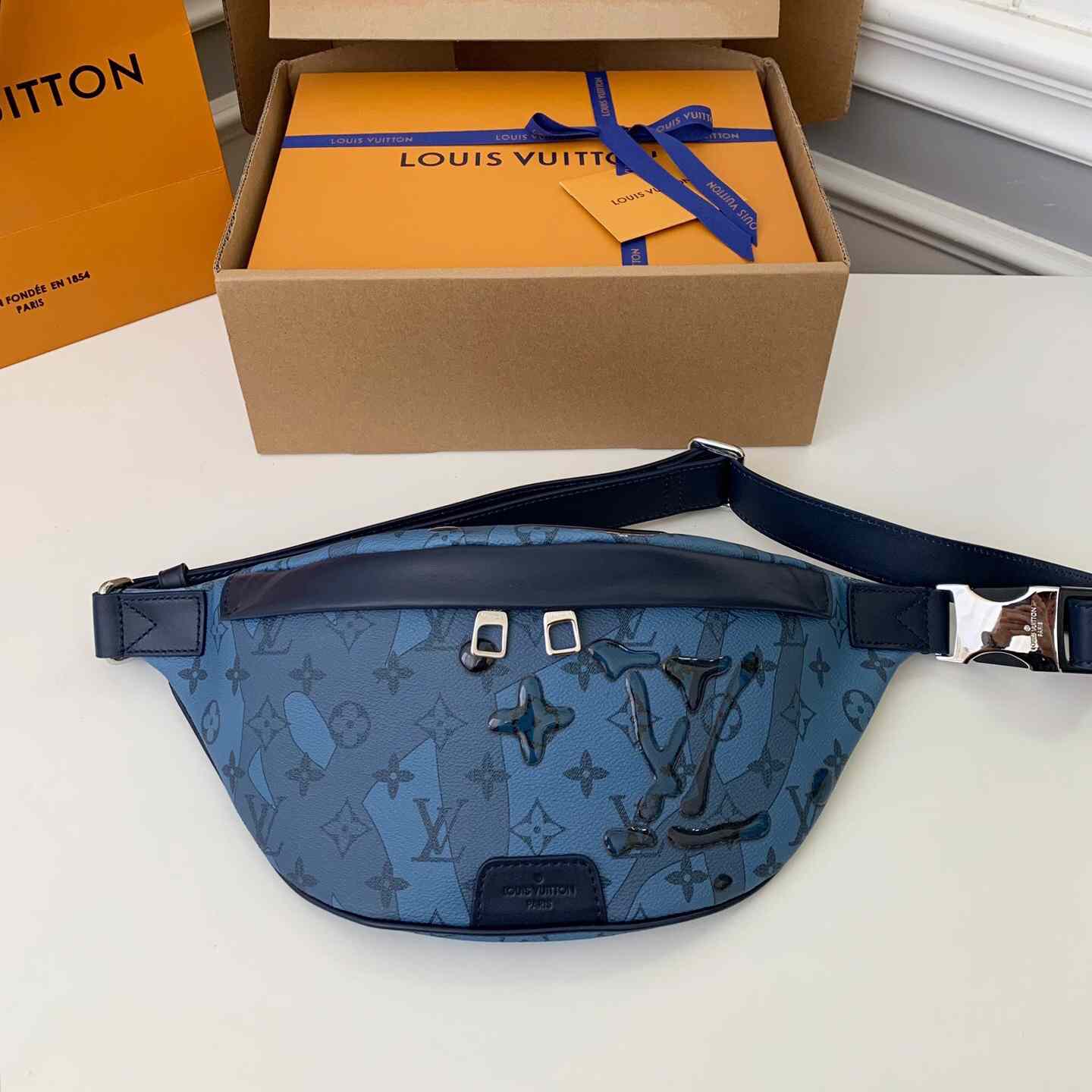 Louis Vuitton Discovery Bumbag  (44*15*9cm)   M22576 - FashionPlug
