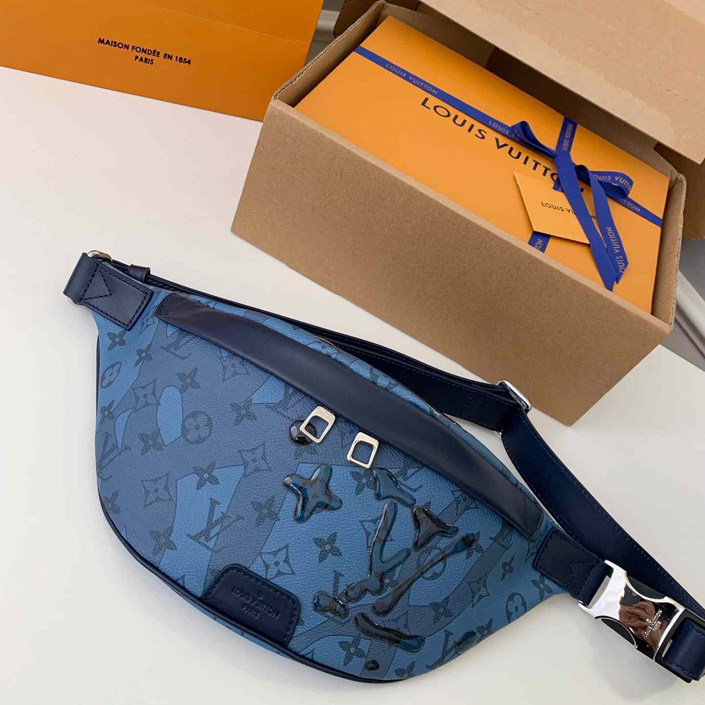 Louis Vuitton Discovery Bumbag  (44*15*9cm)   M22576 - FashionPlug