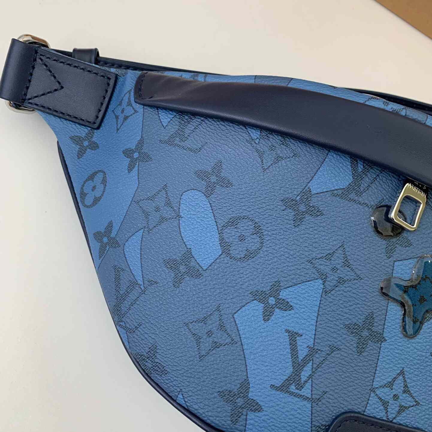 Louis Vuitton Discovery Bumbag  (44*15*9cm)   M22576 - FashionPlug