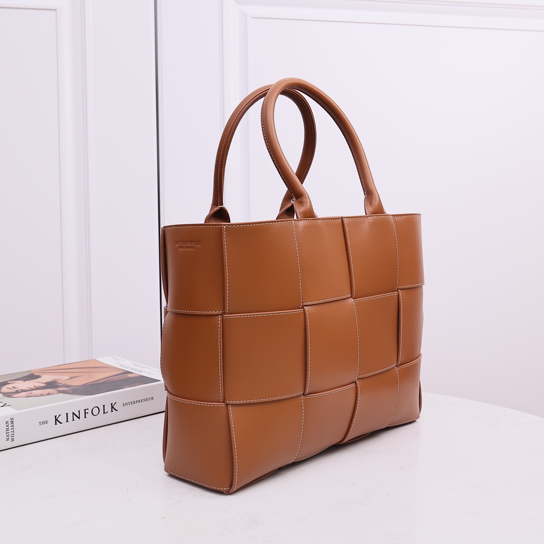 Bottega Veneta Medium Arco Tote Bag - FashionPlug