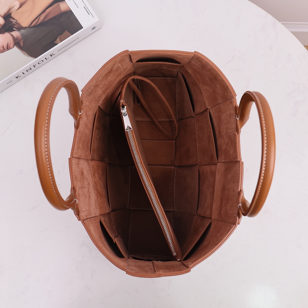 Bottega Veneta Medium Arco Tote Bag - FashionPlug