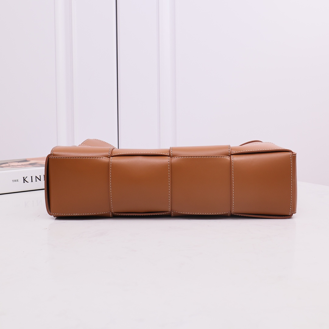 Bottega Veneta Medium Arco Tote Bag - FashionPlug