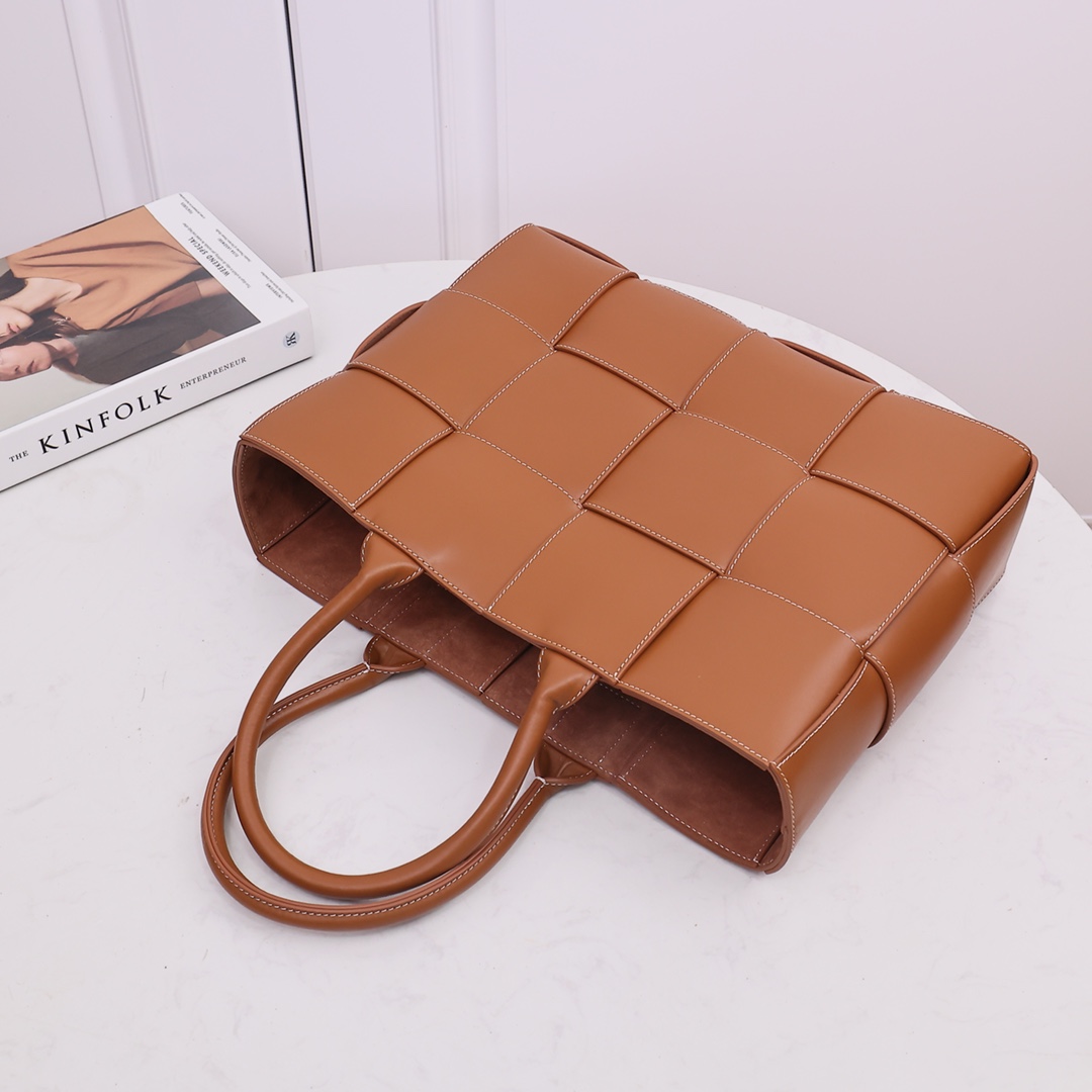Bottega Veneta Medium Arco Tote Bag - FashionPlug