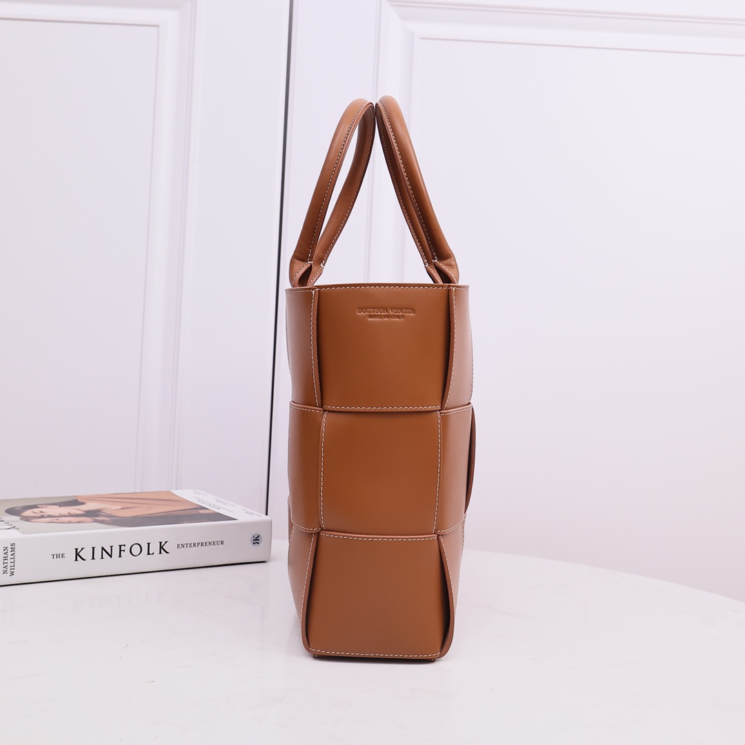 Bottega Veneta Medium Arco Tote Bag - FashionPlug
