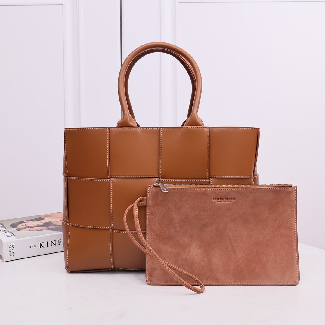 Bottega Veneta Medium Arco Tote Bag - FashionPlug