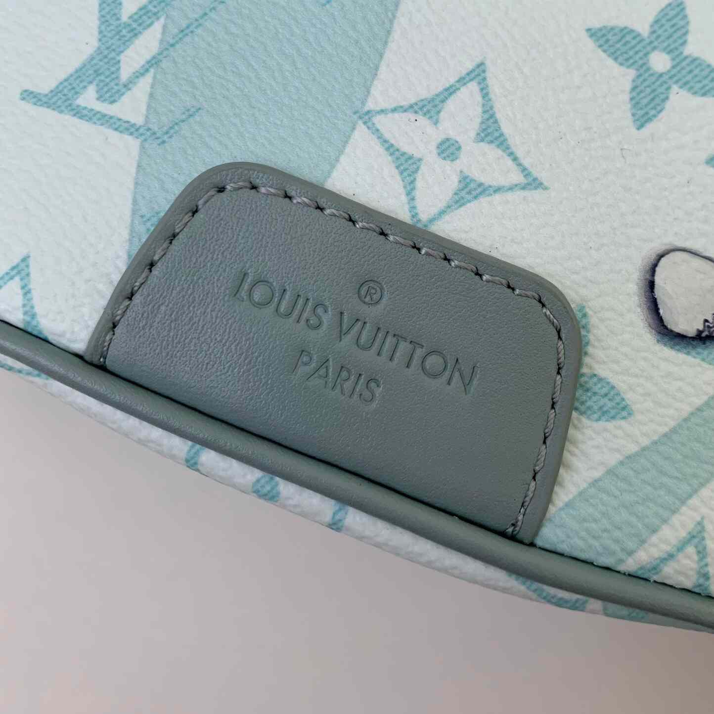 Louis Vuitton Discovery Bumbag  (44*15*9cm)   M22765 - FashionPlug