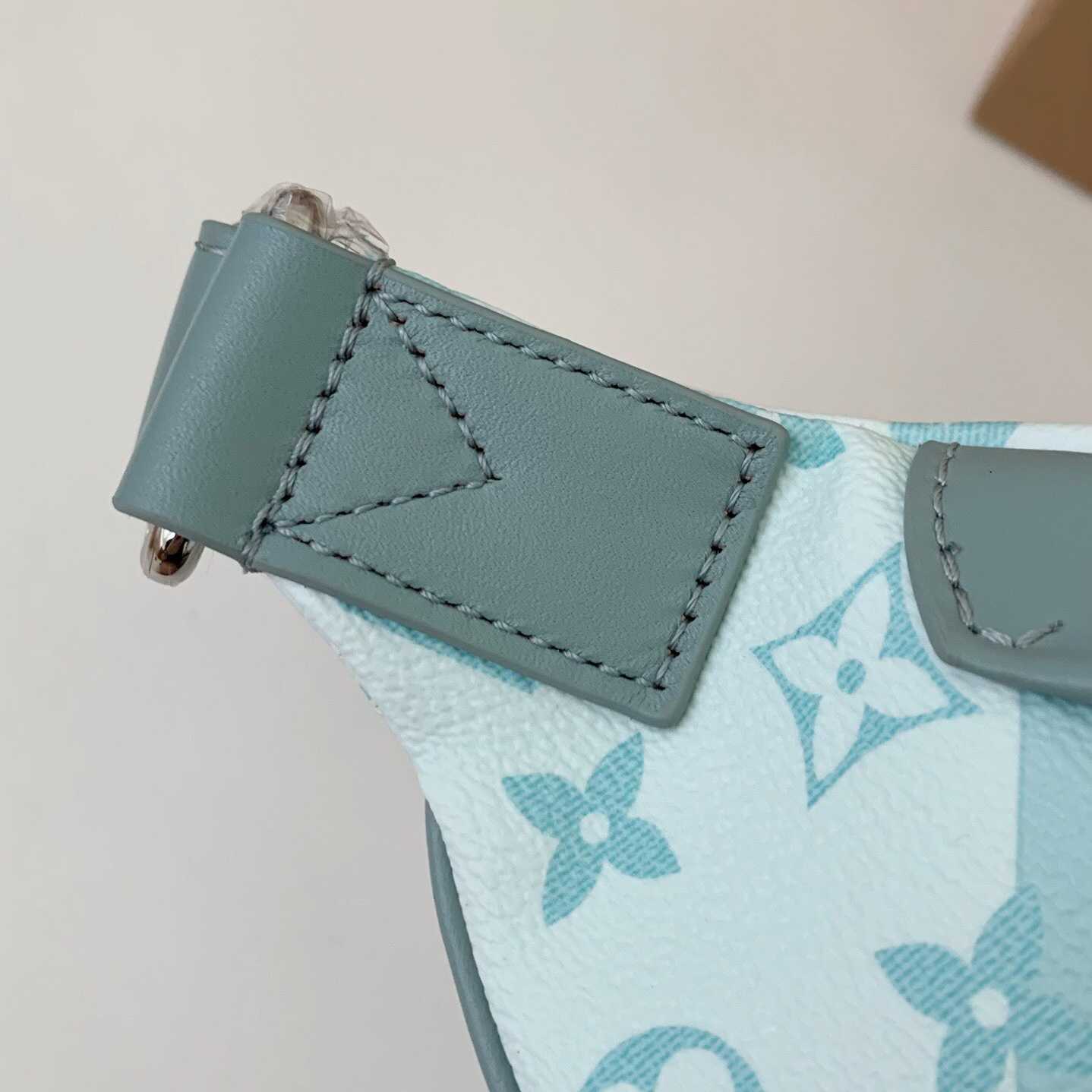 Louis Vuitton Discovery Bumbag  (44*15*9cm)   M22765 - FashionPlug