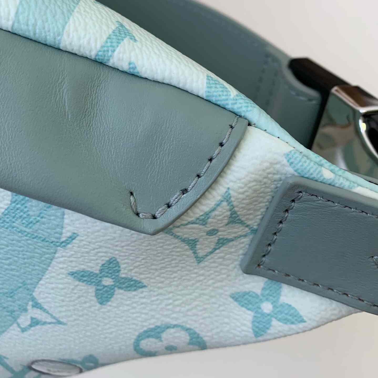 Louis Vuitton Discovery Bumbag  (44*15*9cm)   M22765 - FashionPlug