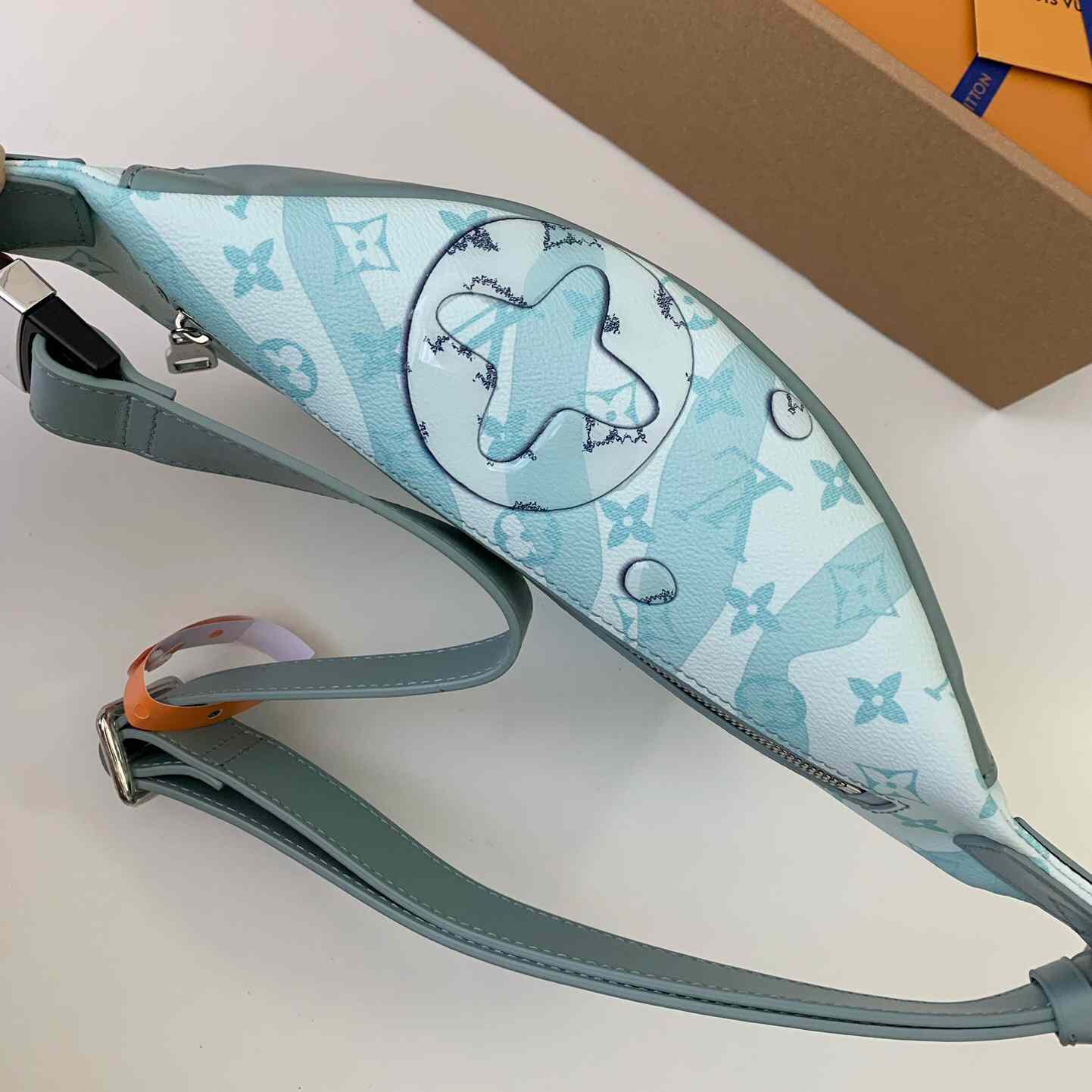 Louis Vuitton Discovery Bumbag  (44*15*9cm)   M22765 - FashionPlug