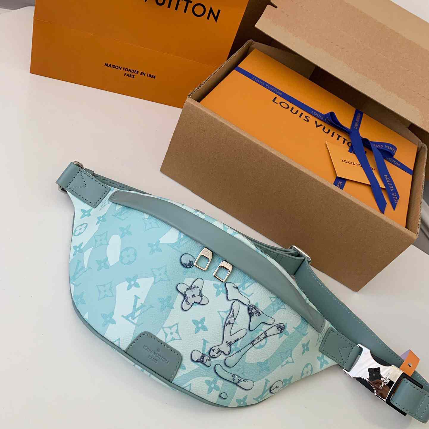 Louis Vuitton Discovery Bumbag  (44*15*9cm)   M22765 - FashionPlug