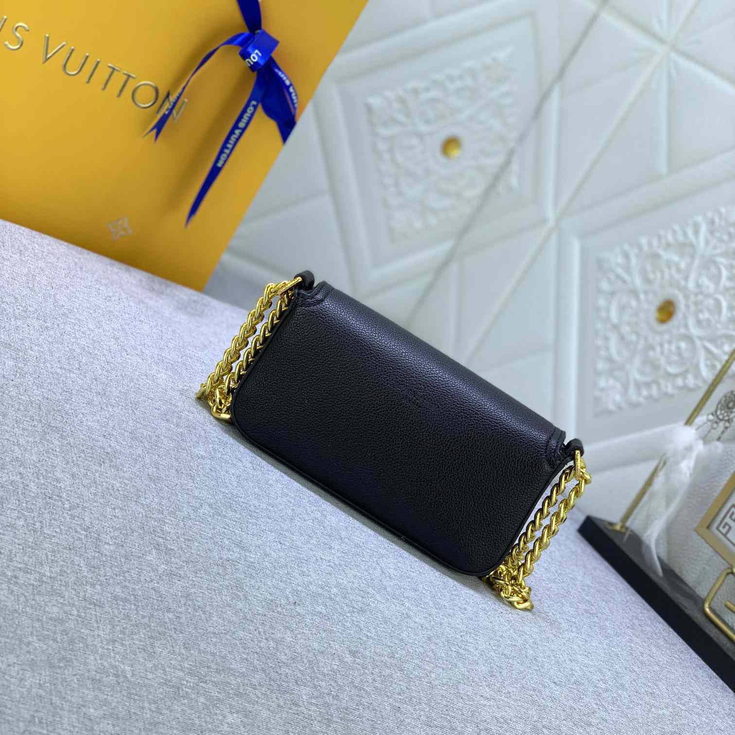 Louis Vuitton Lockme Tender Pochette (18-9-4cm)    M81560 - FashionPlug