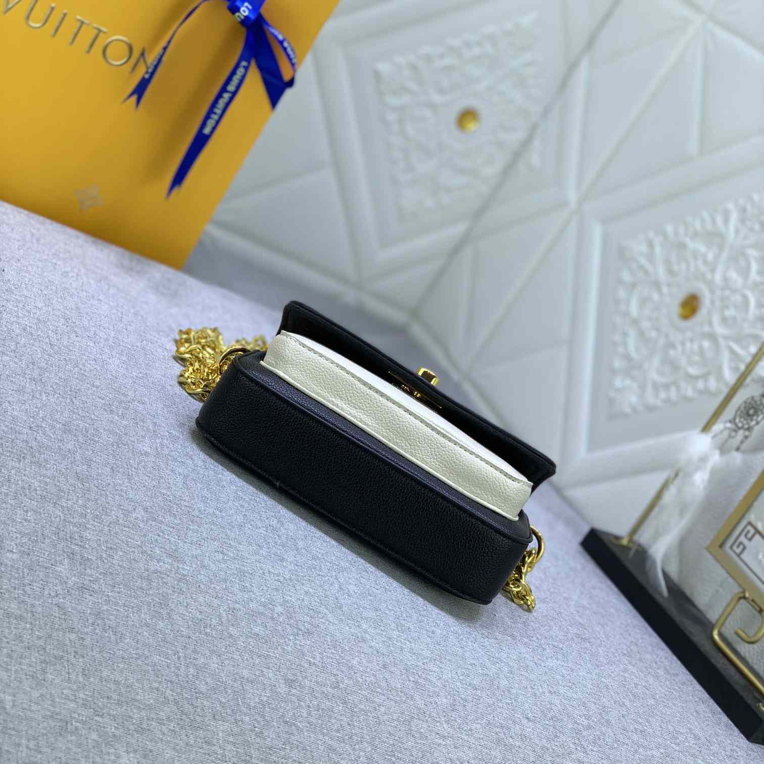 Louis Vuitton Lockme Tender Pochette (18-9-4cm)    M81560 - FashionPlug