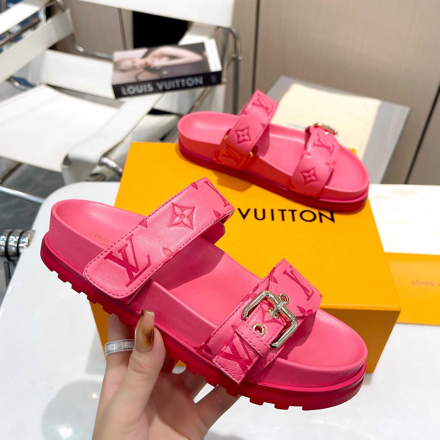 Louis Vuitton Bom Dia Flat Comfort Mule   1AB38P - FashionPlug