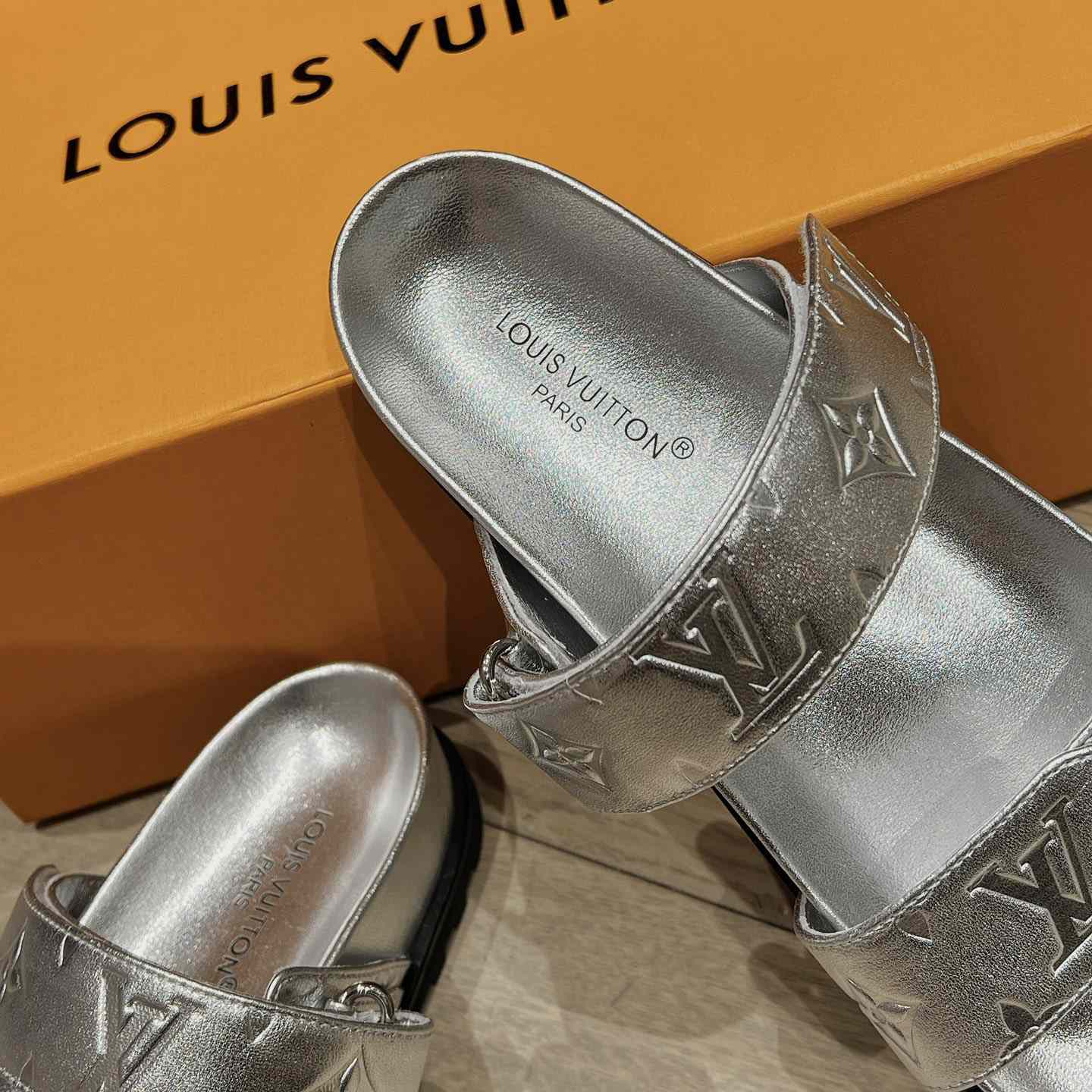 Louis Vuitton Bom Dia Flat Comfort Mules     1AB3OG - FashionPlug