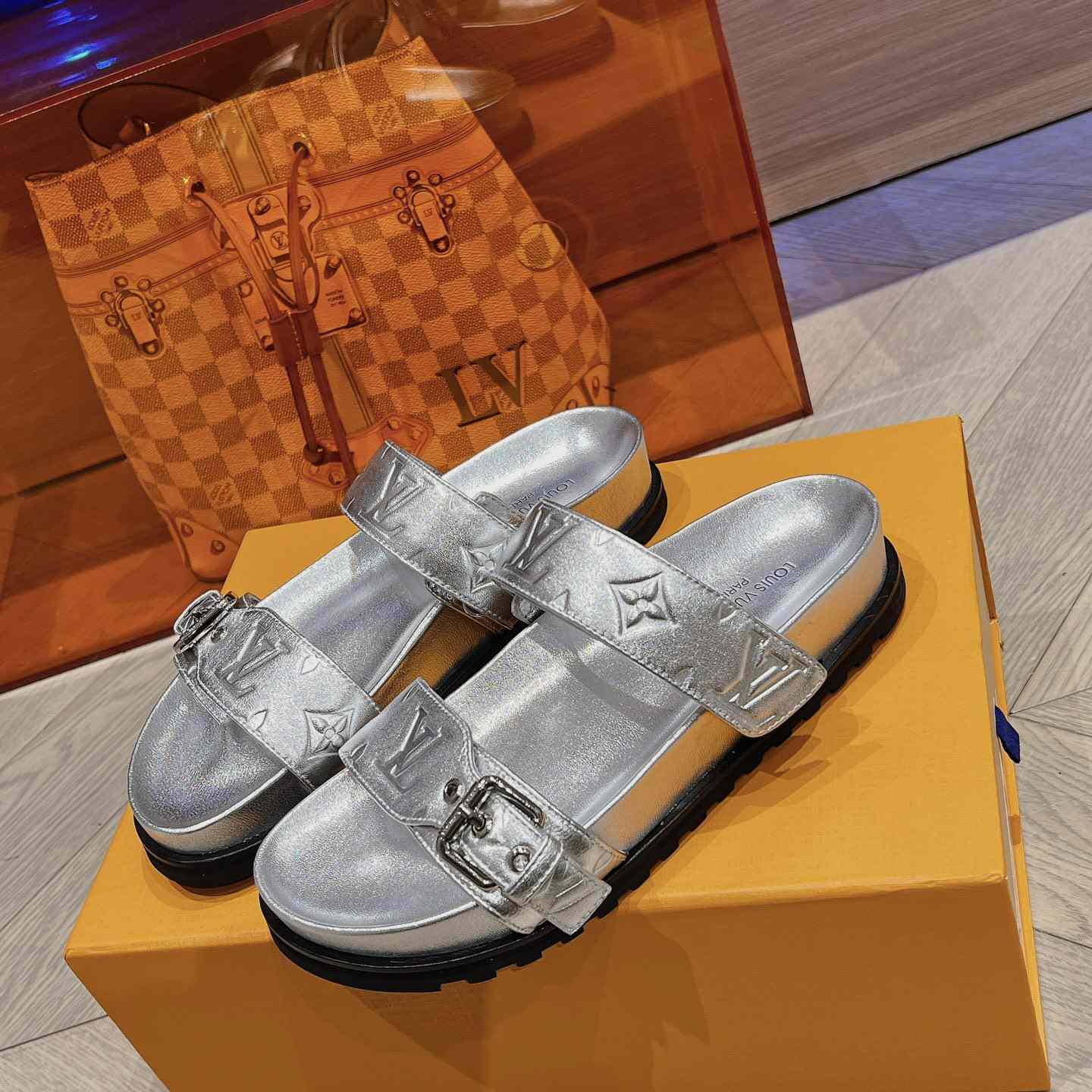 Louis Vuitton Bom Dia Flat Comfort Mules     1AB3OG - FashionPlug