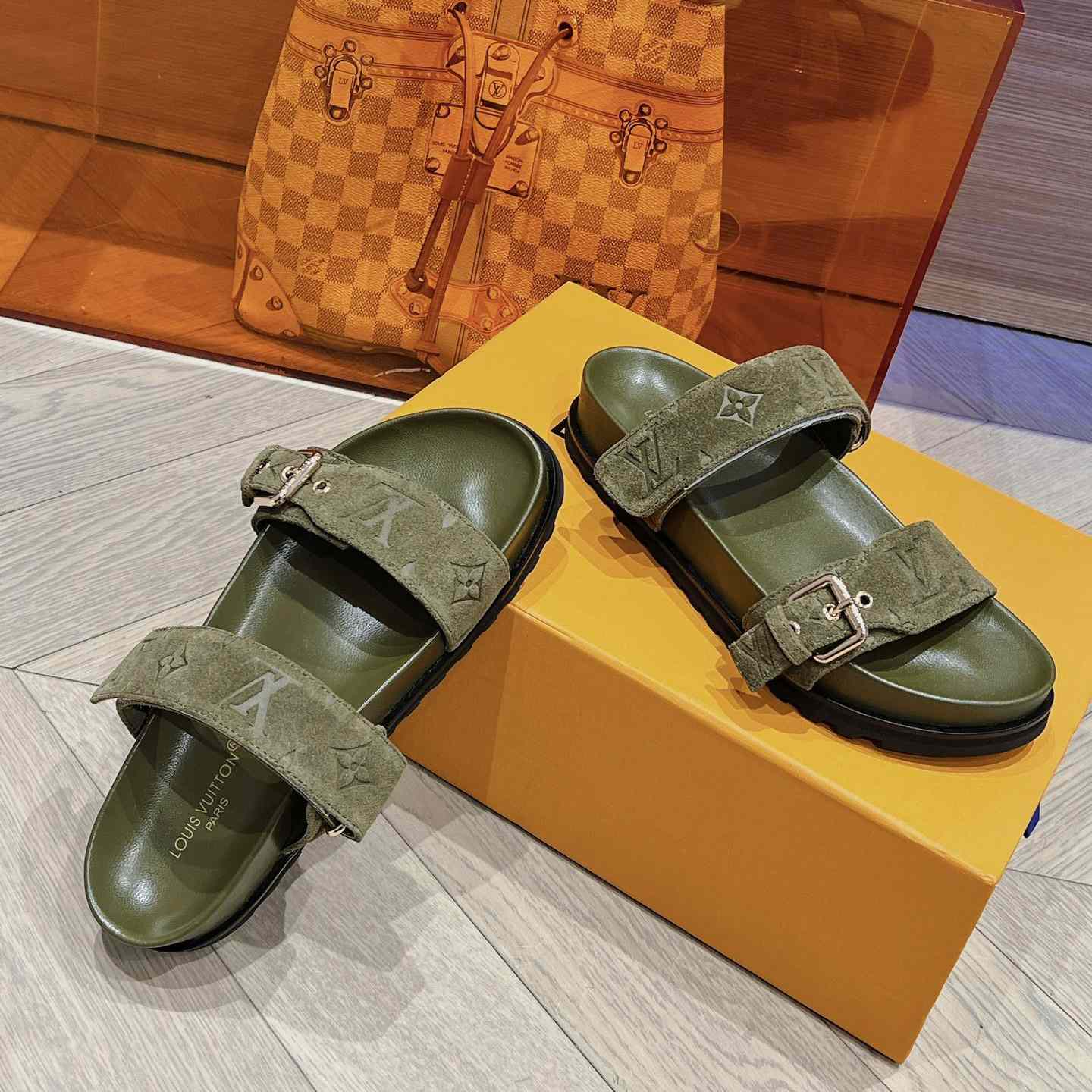 Louis Vuitton Bom Dia Flat Comfort Mule    1ABOYY - FashionPlug