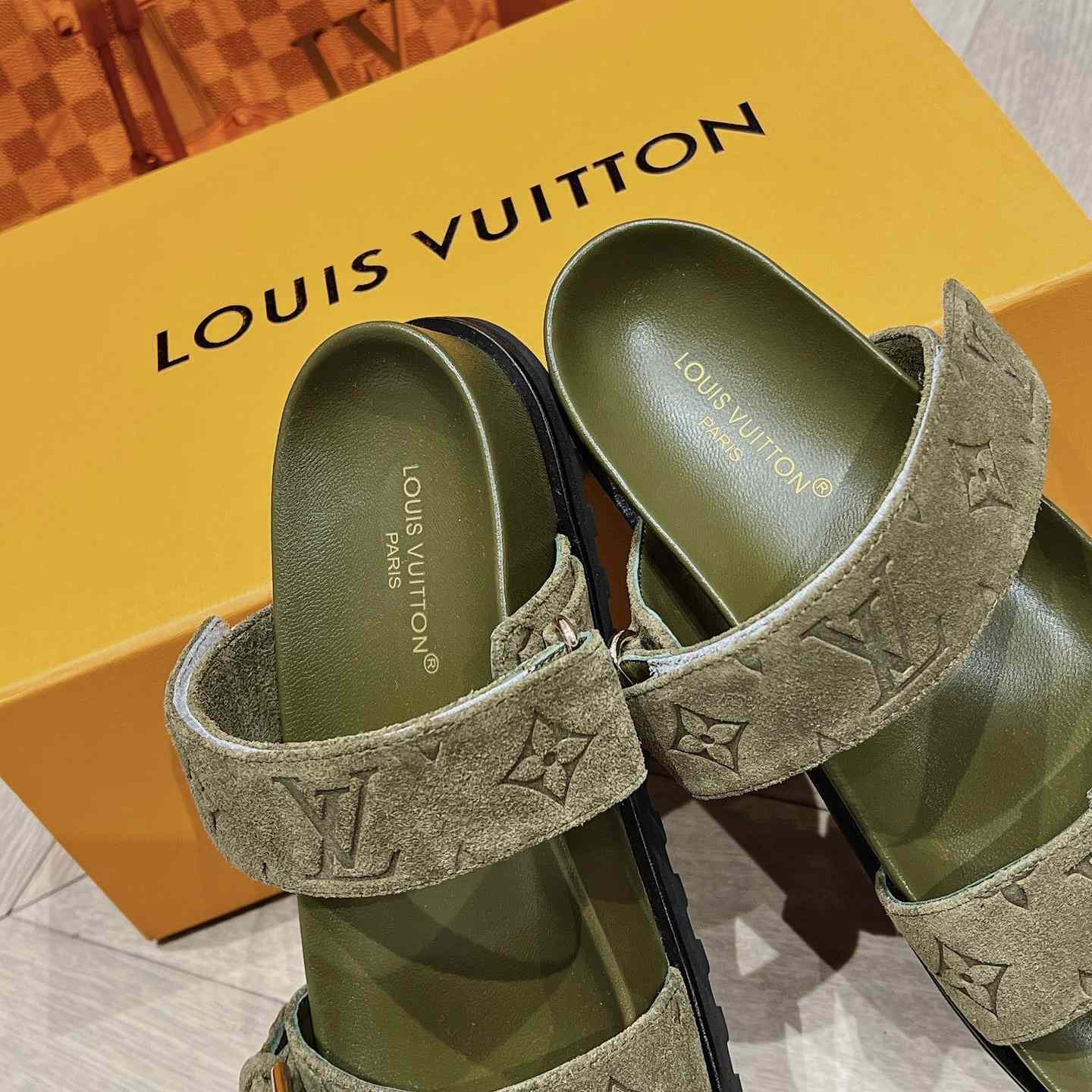 Louis Vuitton Bom Dia Flat Comfort Mule    1ABOYY - FashionPlug