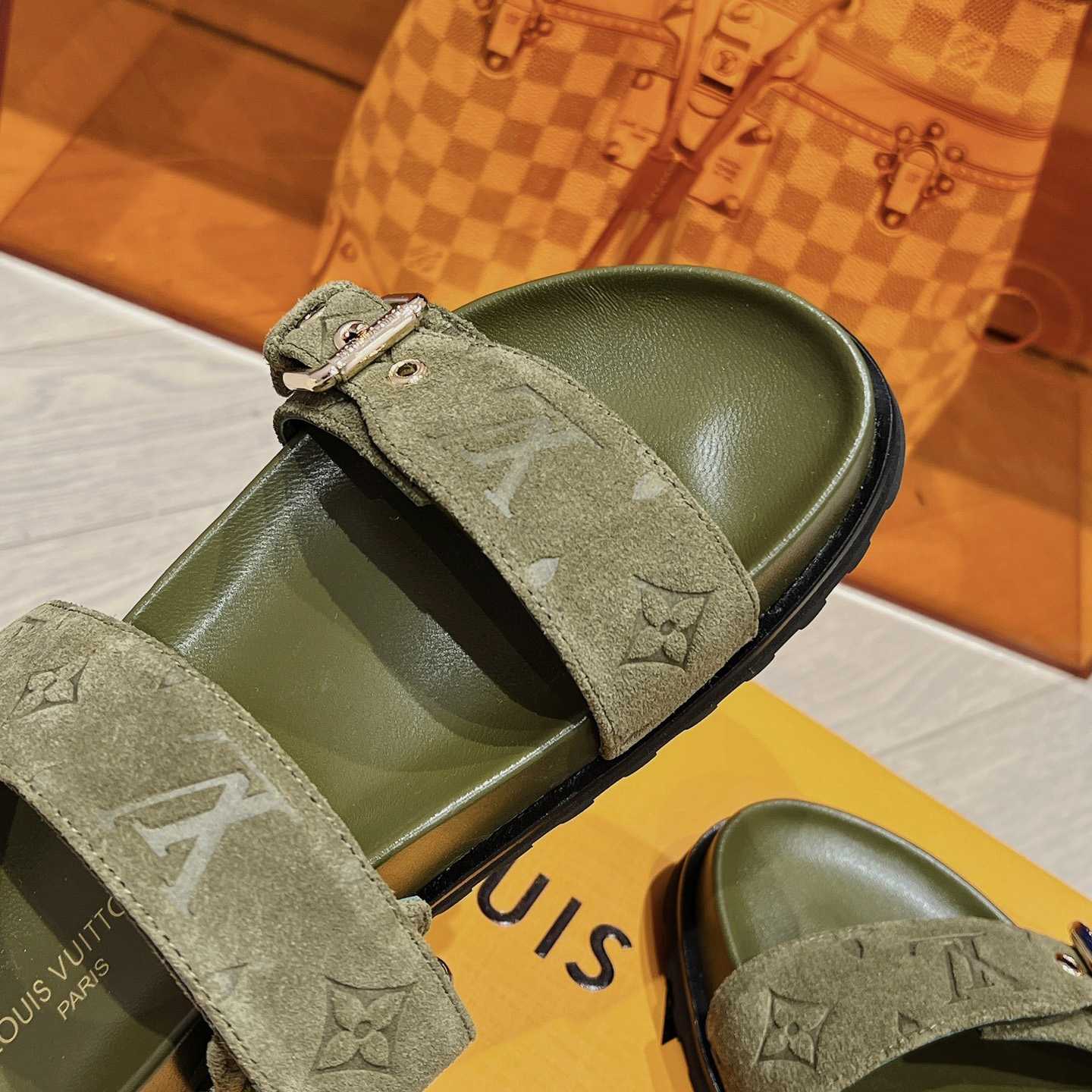 Louis Vuitton Bom Dia Flat Comfort Mule    1ABOYY - FashionPlug