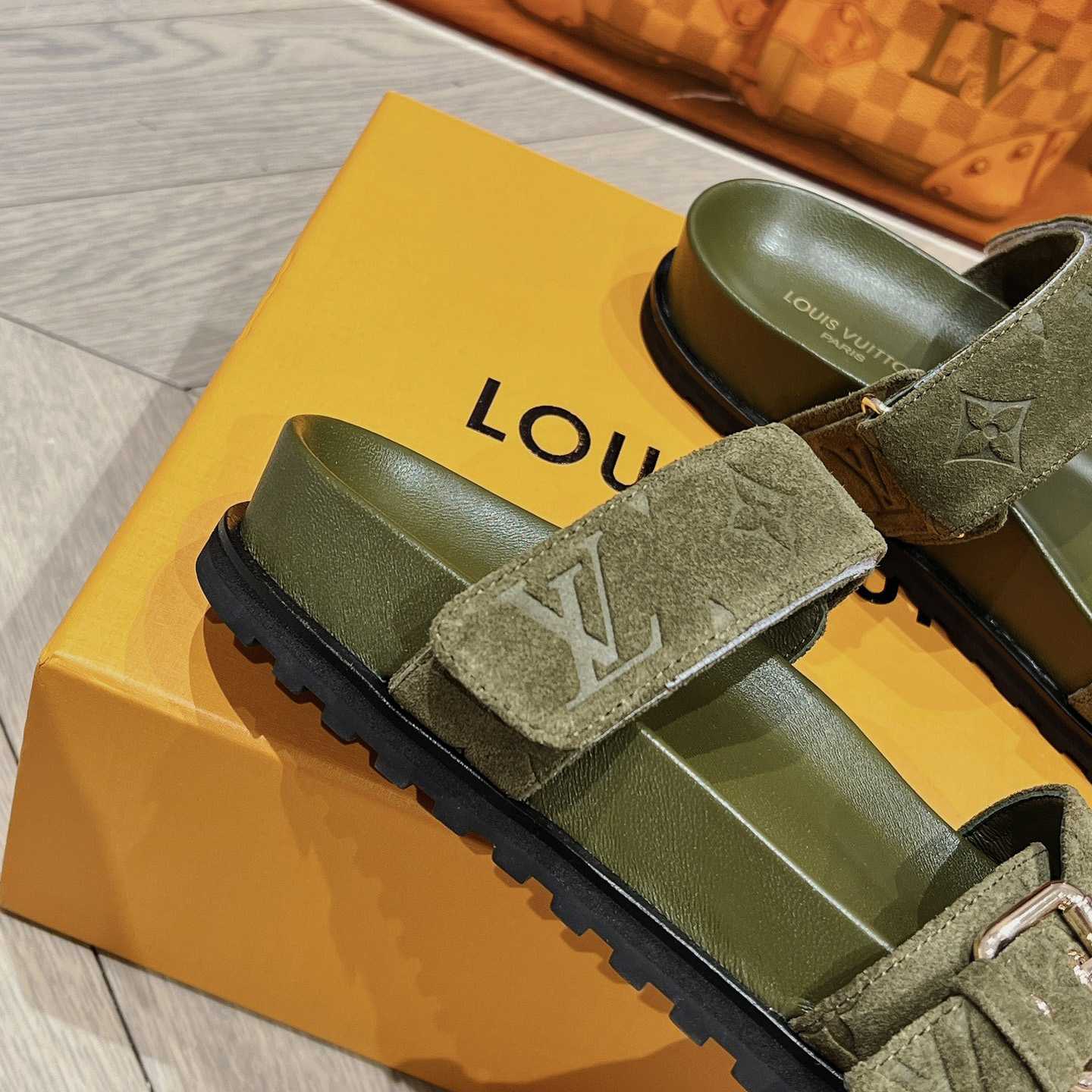 Louis Vuitton Bom Dia Flat Comfort Mule    1ABOYY - FashionPlug