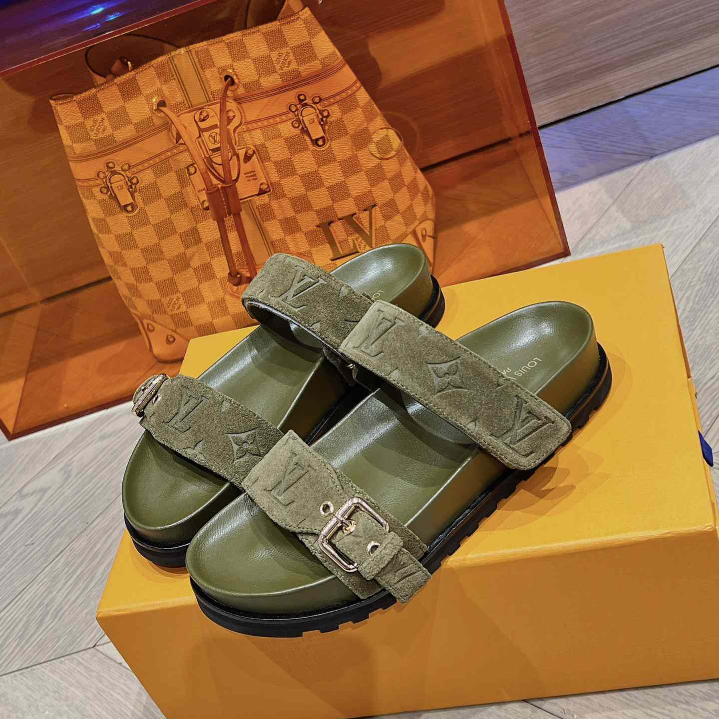 Louis Vuitton Bom Dia Flat Comfort Mule    1ABOYY - FashionPlug