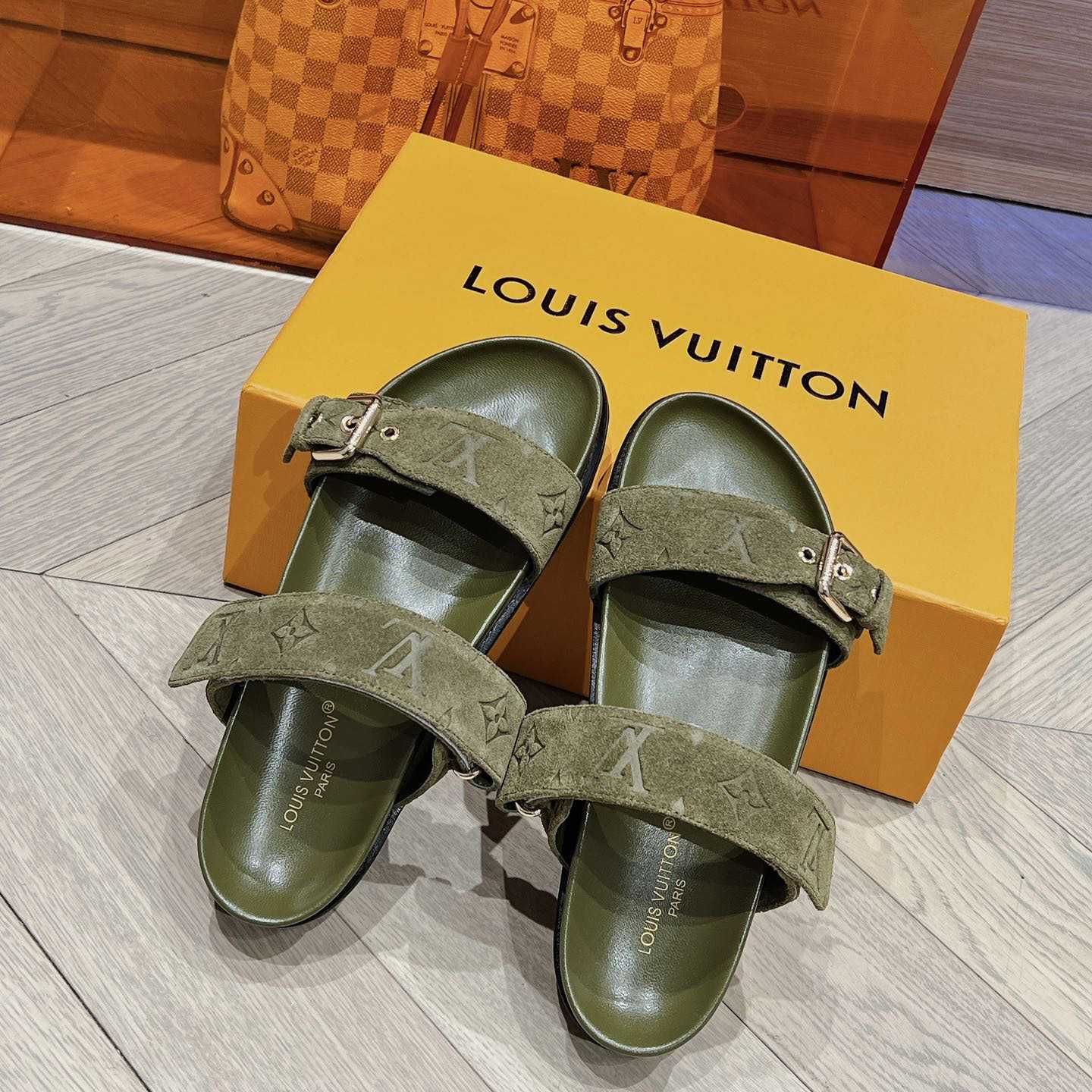 Louis Vuitton Bom Dia Flat Comfort Mule    1ABOYY - FashionPlug