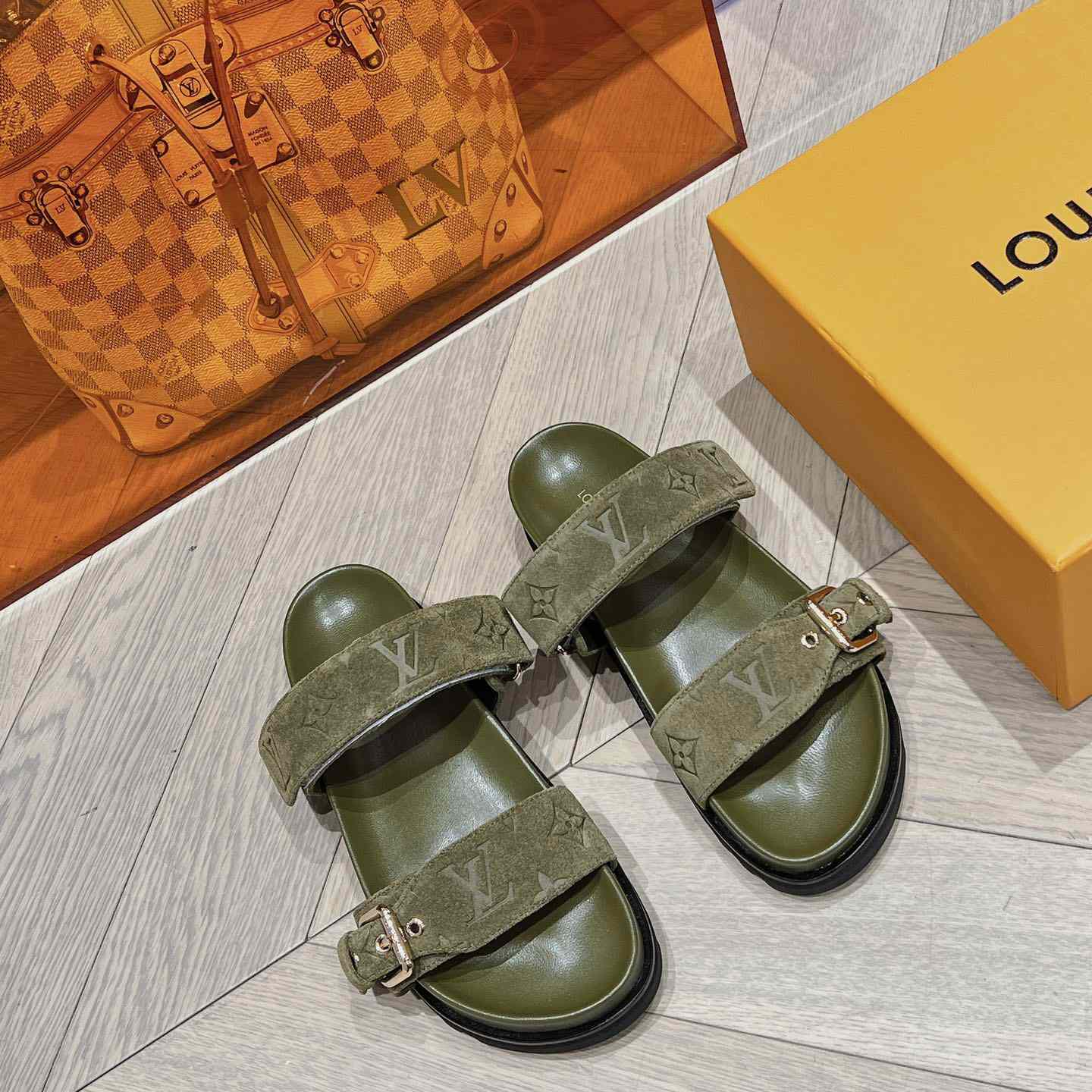 Louis Vuitton Bom Dia Flat Comfort Mule    1ABOYY - FashionPlug