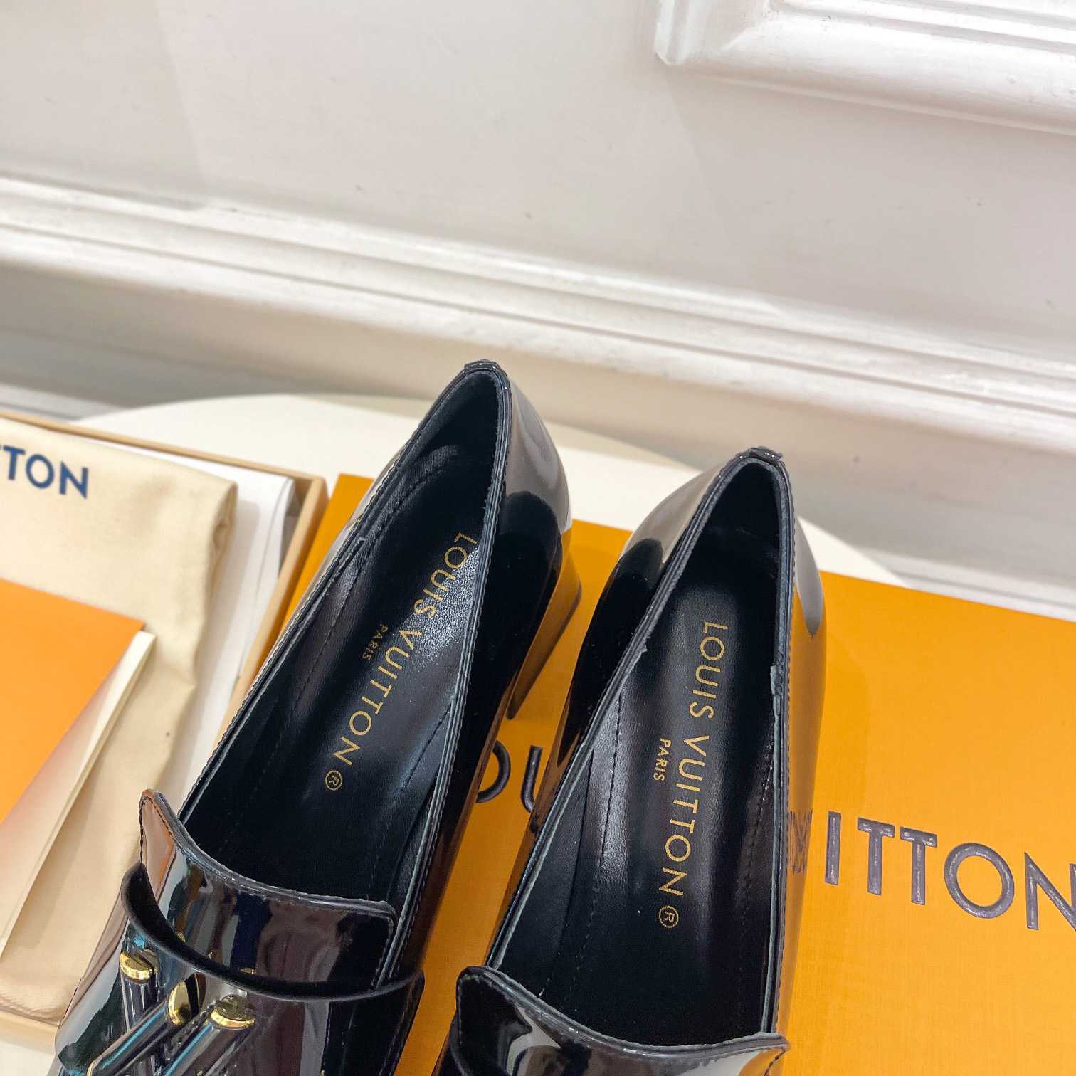 Louis Vuitton Shake Loafer   1ABTL2 - FashionPlug