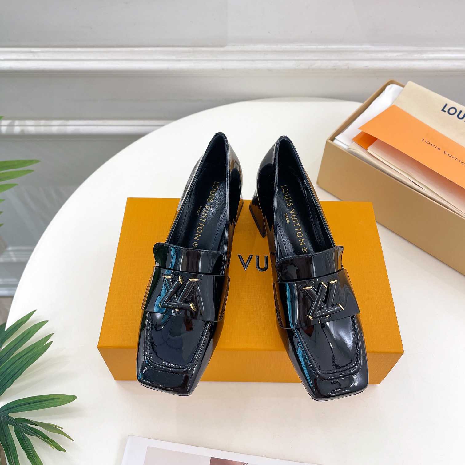 Louis Vuitton Shake Loafer   1ABTL2 - FashionPlug