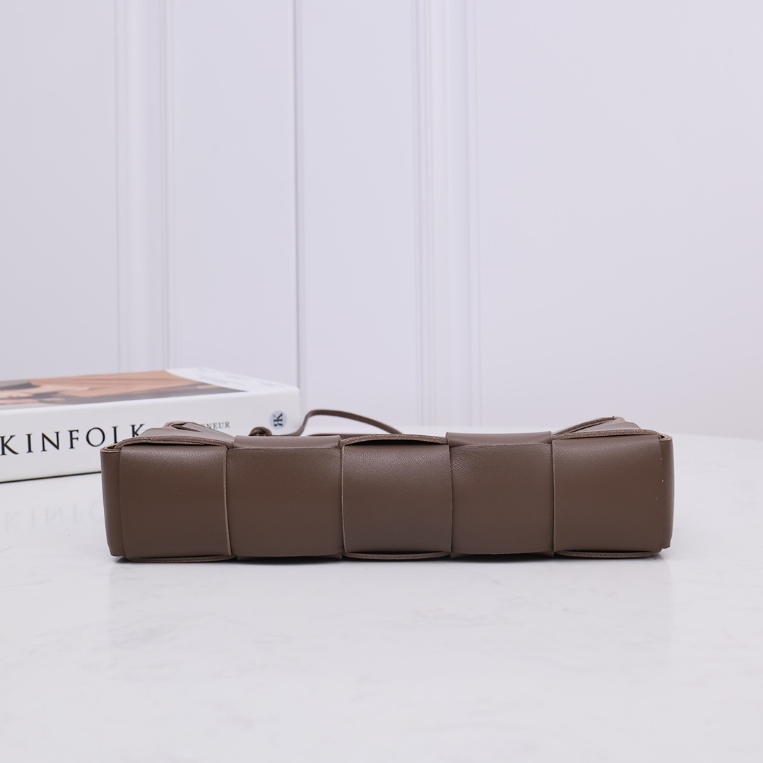 Bottega Veneta Cassette Pouch On Strap - FashionPlug