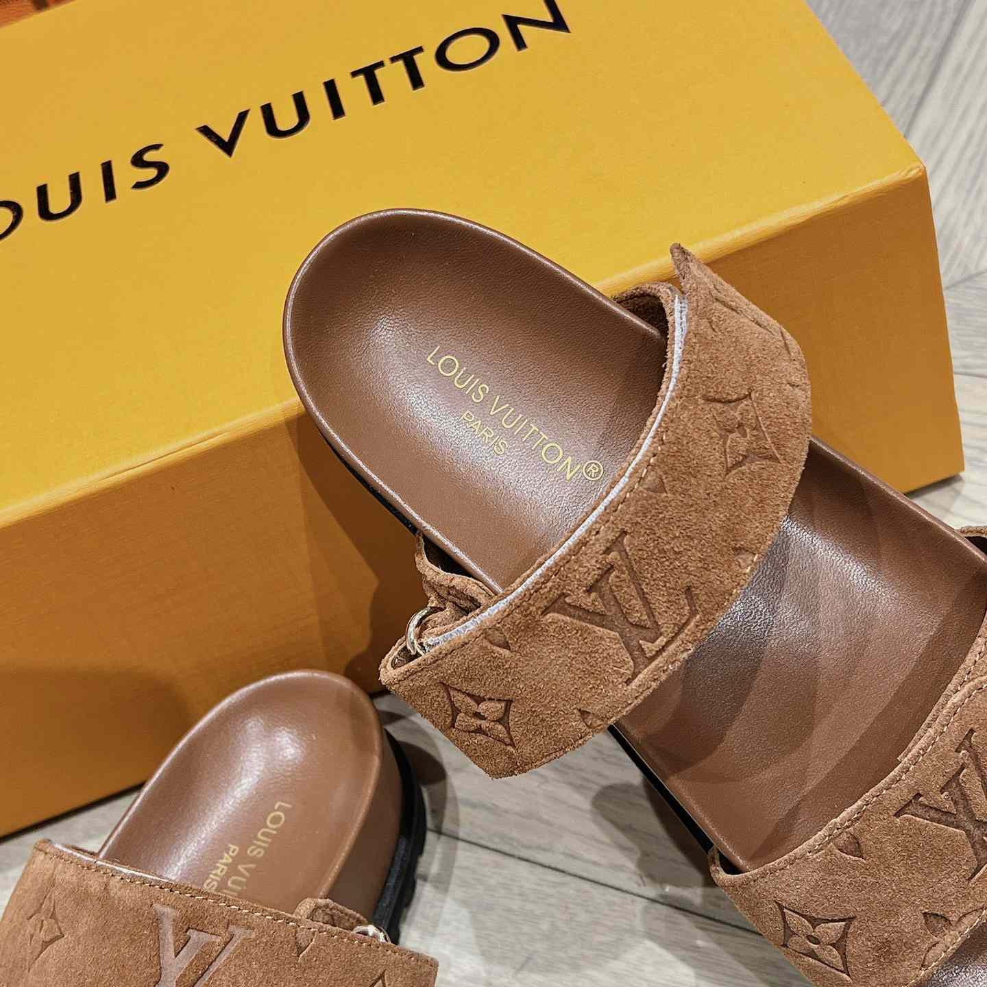 Louis Vuitton Bom Dia Flat Comfort Mule    1ABOY4 - FashionPlug